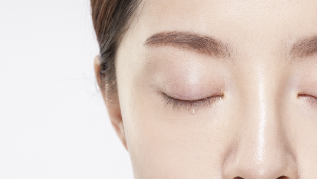 눈을 감은 여성