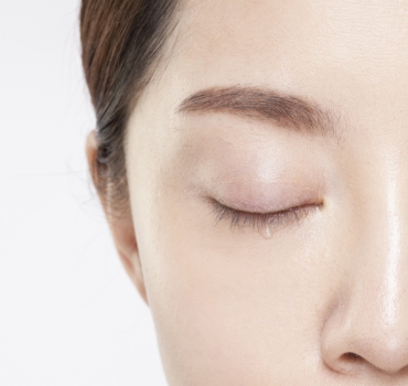 눈을 감은 여성